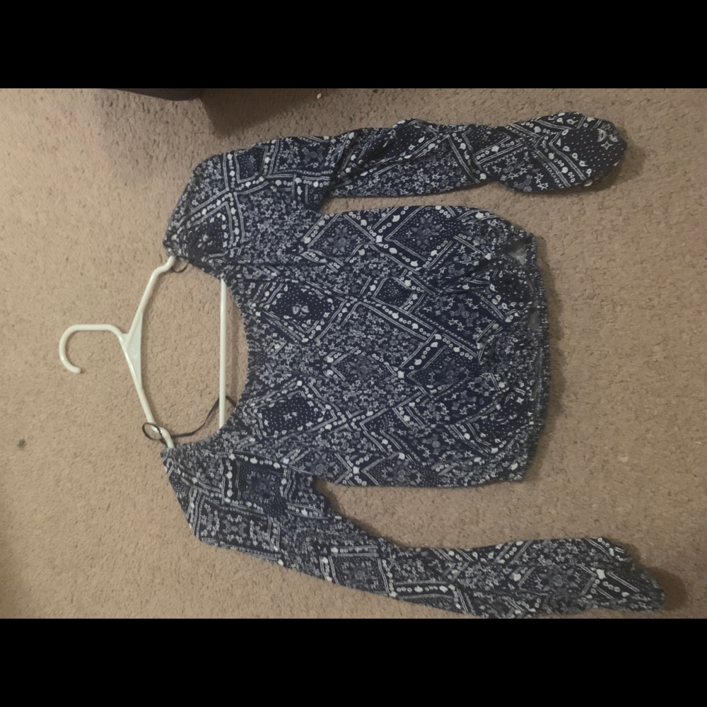 Blue/White floral flows top